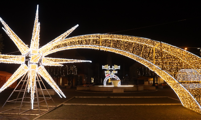 Installazioni di luminarie natalizie 2D e 3D per valorizzare strade, piazze e spazi urbani di un Comune