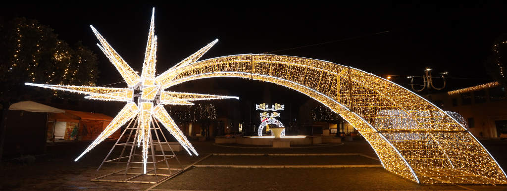 Installazioni di luminarie natalizie 2D e 3D per valorizzare strade, piazze e spazi urbani di un Comune